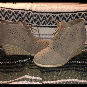Toms Moroccan Cutout Wedge Taupe NWOB sz.5.5